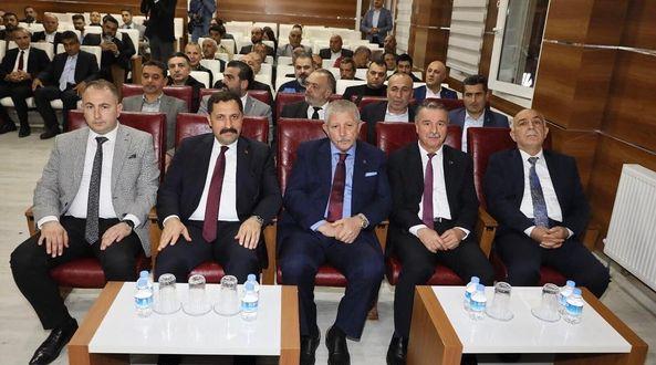 Belediye Başkanımız Sn.  Mehmet Sarı, Ticaret ve Sanayi Odası Başkanı Sn. Murat Kırlangıç’ın daveti üzerine Sn. Valimiz Mustafa Masatlı ve Protokol Üyelerimiz ile birlikte, 2022-2026 dönemi ilk meclis toplantısına katılım sağladı. Bu ay içerisinde yapılan seçimlerde göreve seçilen tüm yönetim kadrosuna çalışma hayatlarında başarılar diliyoruz